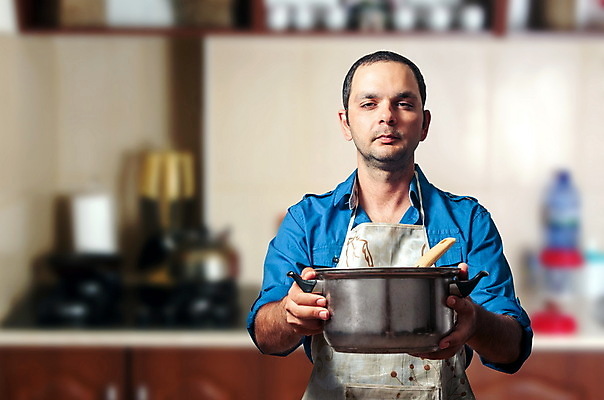 포토 JPG 해외이미지 백인 직업 1 남자 행복 음식 백그라운드 셔츠 유니폼 탁자 남편 주택 건강 요리 한명 서기 미소 사람 성인 내부 파란색 주방 식당 요리사 식사 흰색 업무 냄비 서비스 준비 고립 핸드메이드 해외포토 서양인 옷 감정 컬러 가구 상의 모션 표정 건물 상점 작업 솥 파일형식 이미지허브