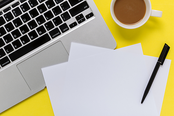 포토 JPG 해외이미지 종이 커피 백그라운드 컨셉 비즈니스 탁자 휴식 사람없음 컵 노트북 컴퓨터 펜 노란색 쪽지 공책 공백 업무 작업실 해외포토 식기 음료 컬러 가구 문구용품 전자제품 필기구 작업 파일형식 이미지허브