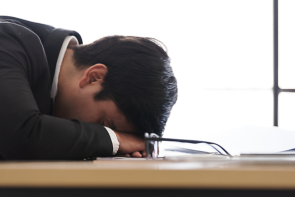 포토 JPG 해외이미지 남자 엎드리기 비즈니스 실내 피곤 한명 상반신 성인 사무실 잠 비즈니스맨 졸음 흰배경 업무과다 과로 성인남자한명만 해외포토 1 감정 백그라운드 컨셉 모션 사람 내부 흰색 업무 직장인 남자한명만 성인남자만 파일형식 이미지허브