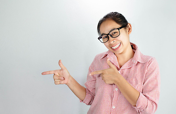 포토 JPG 해외이미지 백인 모델 1 여자 행복 안경 얼굴 백그라운드 한명 사람 성인 뷰티 유행 흰색 표현 고립 해외포토 서양인 잡화 감정 컬러 신체부위 파일형식 이미지허브