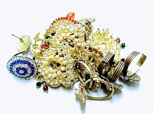 포토 JPG 해외이미지 전통 디자인 여자 결혼 백그라운드 목걸이 장신구 팔찌 선물 동양인 사람없음 장식 빛 뷰티 유행 금속 골동품 바위 흰색 반지 화려 황금 고급 우아함 디자이너 보석 인도인 보물 고립 팬던트 스타일 해외포토 외국인 직업 컬러 컨셉 재질 사람 인종 이벤트 돌_바위 광석 파일형식 이미지허브