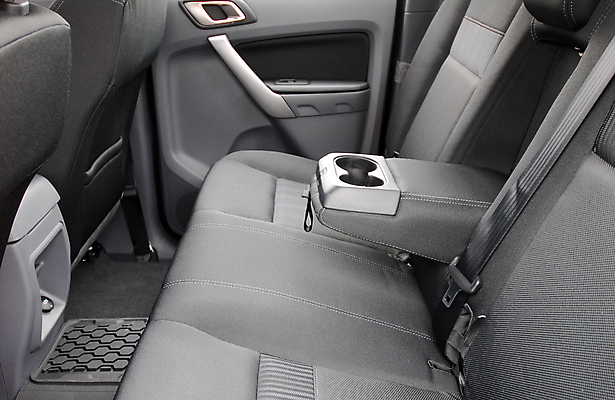 포토 JPG 해외이미지 손 디자인 스포츠 의자 교통시설 자동차 새로움 사람없음 내부 빨간색 반사 회색 긴급 고급 바느질 주차 가죽 브레이크 묘사 위로 그만 해외포토 육상교통 컬러 가구 교통 컨셉 신체부위 시설 파일형식 이미지허브