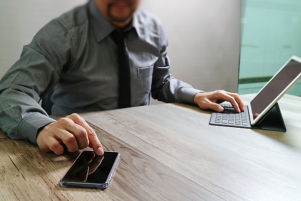포토 JPG 해외이미지 남자 비즈니스 한명 사람 상반신 성인 옆모습 스마트폰 컴퓨터 사무실 터치 성인남자한명만 해외포토 1 뷰포인트 전자제품 핸드폰 스마트기기 남자한명만 성인남자만 파일형식 이미지허브