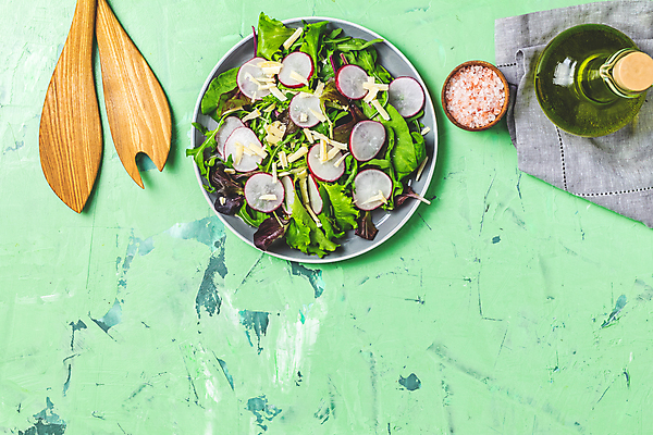 포토 JPG 해외이미지 그릇 식기 접시 사람없음 샐러드 도구 올리브오일 상추 소금 샐러드포크 샐러드주걱 섞기 해외포토 음식 포크 채소 기름_음식 주걱 파일형식 이미지허브