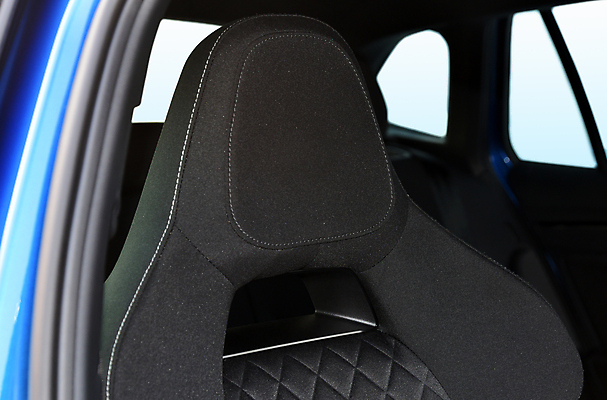 포토 JPG 해외이미지 여행 컨셉 의자 교통시설 자동차 실내 안전 앉기 사람없음 내부 빨간색 검은색 벨트 실 보호 오브젝트 보안 승객 목 보호자 돌봄 스트랩 자동 해외포토 잡화 육상교통 컬러 가구 교통 모션 신체부위 시설 파일형식 이미지허브