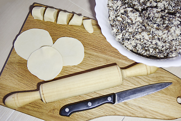 포토 JPG 해외이미지 전통 접시 음식 탁자 주택 실내 건강 육류 요리 동양인 사람없음 목재 주방 식당 식사 저녁식사 중국 버섯 신선 준비 날것 반죽 만들기 밀가루 레시피 점심식사 경단 라비올리 러시아인 핸드메이드 스타일 해외포토 서양인 나무 식기 아시아 가구 식재료 재료 모션 인종 내부 건물 상점 가루 파일형식 이미지허브