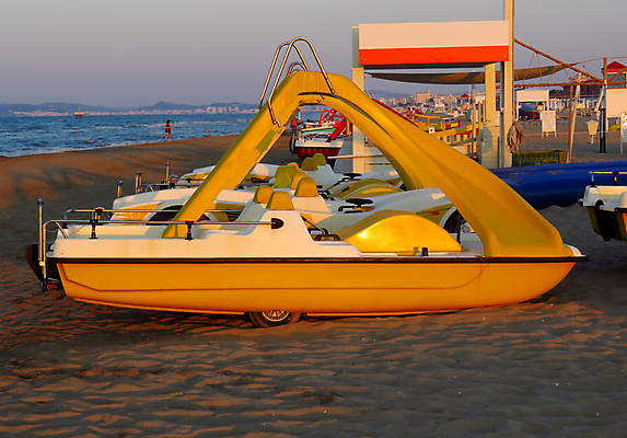 포토 JPG 해외이미지 디자인 모래 스포츠 바다 여행 교통시설 하늘 휴가 사람없음 야외 물 여름 파란색 흰색 보트 함선 페달 해외포토 자연요소 계절 컬러 교통 배_교통 시설 파일형식 이미지허브