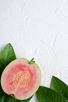 포토 JPG 해외이미지 잎 과일 단면 실내 사람없음 하이앵글 흰배경 슬라이스 과일조각 구아바 카피스페이스 해외포토 식물 뷰포인트 조각 백그라운드 내부 공백 흰색 열대과일 파일형식 이미지허브