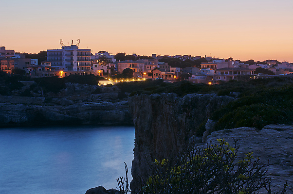 포토 JPG 해외이미지 나무 바다 섬 하늘 휴가 휴식 등대 파노라마 사람없음 초록색 물 파란색 햇빛 태양 탑 맑음 흰색 수상스포츠 만 중세 동굴 스페인 지중해 천국 남쪽 어안 터키석 해외포토 자연요소 식물 건축물 유럽 스포츠 컬러 컨셉 날씨 촬영기법 역사 보석 방향 파일형식 이미지허브