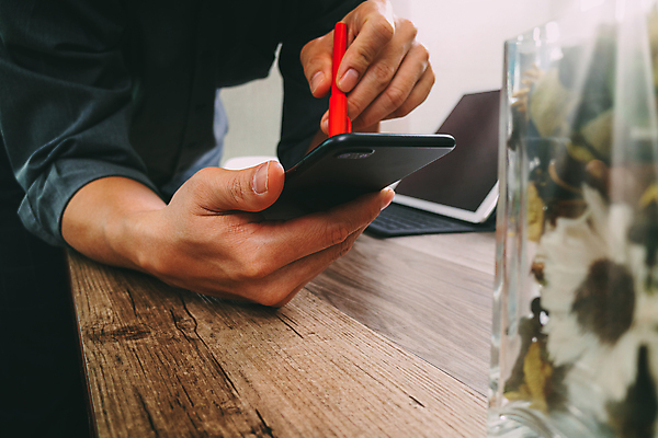 포토 JPG 해외이미지 아이콘 손 백그라운드 컨셉 인터넷 비즈니스 통신 모바일 사람없음 목재 노트북 스마트폰 쇼핑 컴퓨터 글로벌 스크린 웹 업무 비즈니스맨 네트워크 신용카드 작업실 구매 연결 디자이너 고객 스마트 책상 서비스 보안 전자 소매 온라인 전자상거래 마케팅 소셜 채널 해외포토 나무 직업 남자 가구 재료 안전 신체부위 금융 전자제품 핸드폰 스마트기기 작업 직장인 파일형식 이미지허브