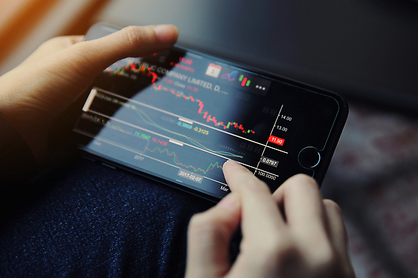 포토 JPG 해외이미지 손 그래프 들기 아웃포커스 신체부위 스마트폰 주식 분석 투자 해외포토 컨셉 비즈니스 모션 촬영기법 사람 금융 핸드폰 스마트기기 파일형식 이미지허브