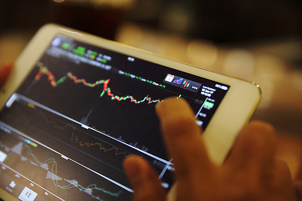 포토 JPG 해외이미지 손 그래프 들기 아웃포커스 신체부위 스마트폰 태블릿 주식 분석 투자 해외포토 컨셉 비즈니스 모션 촬영기법 사람 금융 전자제품 핸드폰 스마트기기 파일형식 이미지허브