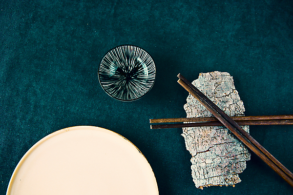 포토 JPG 해외이미지 접시 주방용품 사람없음 하이앵글 오브젝트 파란배경 나무껍질 나무젓가락 해외포토 나무 식기 뷰포인트 생활용품 백그라운드 젓가락 파란색 껍질 파일형식 이미지허브