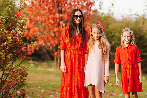 포토 JPG 해외이미지 응시 공원 여자 어린이 낙엽 모녀 함께함 상반신 성인 앞모습 아웃포커스 빨간색 세명 선글라스 화목 여자만 해외포토 시선 공공시설 딸 안경 뷰포인트 컬러 컨셉 잎 가족 엄마 촬영기법 사람 파일형식 이미지허브