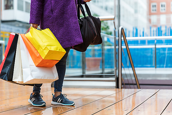 포토 JPG 해외이미지 백인 라이프스타일 여자 크리스마스 가방 휴가 바닥 실내 선물 한명 사람 쇼핑 컬러풀 상점 보라색 활발 청바지 시장 닫기 구매 쇼핑몰 고객 소매 혼자 블랙프라이데이 해외포토 서양인 1 잡화 기념일 컬러 컨셉 바지 모션 데이이벤트 내부 생활 파일형식 이미지허브