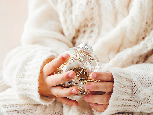 포토 JPG 해외이미지 옷 어린이 크리스마스 패턴 장난 공 놀이 새해 한명 소년 장식 빨간색 빛 유행 축제 게임 흰색 투명 황금 스웨터 겨울옷 스칸디나비아 핸드메이드 해외포토 1 기념일 남자 컬러 상의 겨울 무늬 사람 파일형식 이미지허브