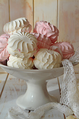 포토 JPG 해외이미지 모양 접시 커피 음식 분홍색 백그라운드 부분 탁자 디저트 사탕 사람없음 컵 파란색 빛 쿠키 과자 케이크 식사 빵집 수확 흰색 그룹 우아함 달콤 맛 아침식사 설탕 크림 부드러움 솜털 마시멜로우 러시아인 머랭 바닐라 소련 파스텔톤 페스츄리 핸드메이드 머랭쿠키 해외포토 서양인 식기 음료 빵 컬러 가구 컨셉 농업 상점 감각 파일형식 이미지허브