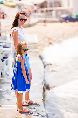 포토 JPG 해외이미지 전신 물결 어린이 모녀 휴가 가족여행 서기 성인 해변 두명 옆모습 여름휴가 그리스 해안도시 미코노스섬 여자만 해외포토 딸 유럽 바다 뷰포인트 섬 여행 가족 모션 엄마 사람 도시 파일형식 여름_계절 이미지허브