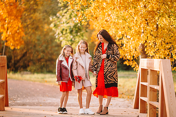 포토 JPG 해외이미지 전신 여자 어린이 단풍 단풍나무 모녀 함께함 들기 성인 앞모습 세명 손잡기 화목 산책 다발 자매 여자만 해외포토 나무 딸 뷰포인트 컨셉 잎 가족 모션 엄마 휴식 사람 파일형식 이미지허브