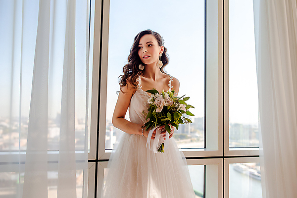 포토 JPG 해외이미지 여자 꽃 부케 웨딩드레스 창문 사랑 한명 들기 상반신 성인 앞모습 귀걸이 흰색 축하 커튼 신부대기실 성인여자한명만 해외포토 식물 1 드레스 감정 뷰포인트 컬러 꽃다발 컨셉 장신구 모션 사람 대기실 여자한명만 성인여자만 파일형식 이미지허브