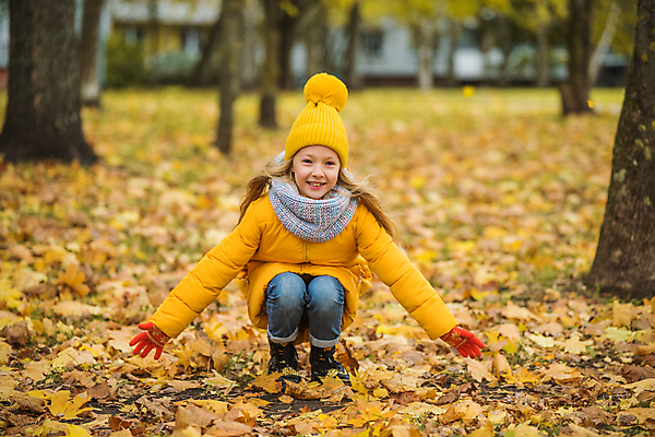 포토 JPG 해외이미지 백인 옷 공원 여자 행복 유럽 얼굴 어린이 잎 자연 한명 미소 사람 야외 금발 노란색 유행 가을 흰색 10월 해외포토 서양인 식물 1 헤어스타일 계절 공공시설 감정 나라 컬러 표정 신체부위 날짜 생태계 파일형식 이미지허브