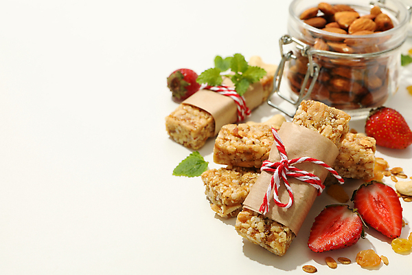 포토 JPG 해외이미지 리본 종이 포장 딸기 유리병 실내 사람없음 민트 흰배경 아몬드 에너지바 카피스페이스 그래놀라 해외포토 음식 백그라운드 과일 병_용기 내부 공백 견과류 흰색 허브 파일형식 이미지허브