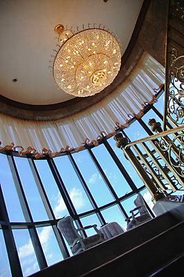 포토 JPG 해외이미지 모양 디자인 벽 가구 건축양식 창문 유리 하늘 지붕 실내 미술 사람없음 내부 건물 장식 파란색 빛 반사 수확 램프 원형 투명 고급 우아함 큼 캐비닛 복고 샹들리에 빅토리아 옛날 천창 스타일 해외포토 도형 건축물 건축 컬러 생활용품 컨셉 농업 재질 문화예술 조명 크기 사물함 파일형식 이미지허브