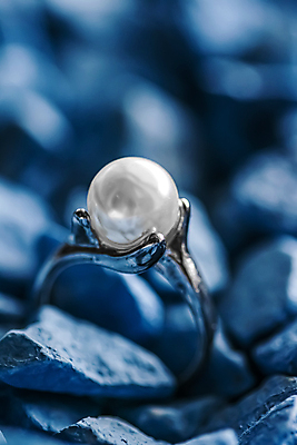 포토 JPG 해외이미지 장신구 실내 사람없음 뷰티 조약돌 반지 화려 우아함 보석 파란배경 진주 해외포토 백그라운드 컨셉 내부 파란색 돌_바위 광석 파일형식 이미지허브