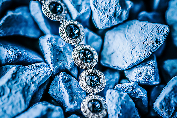 포토 JPG 해외이미지 장신구 팔찌 실내 사람없음 조약돌 화려 우아함 보석 파란배경 다이아몬드 해외포토 백그라운드 컨셉 내부 파란색 돌_바위 광석 파일형식 이미지허브