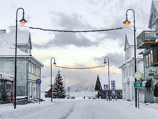 포토 JPG 해외이미지 유럽 도로 길 호수 여행 겨울 건축양식 자연 날씨 산 거리 주택 노르웨이 사람 사람없음 목재 빨간색 여행객 마을 냉동 추위 흰색 오두막 시골집 서리 장면 타운 방법 스칸디나비아 피오르 눈내림 해외포토 나무 계절 건축 나라 컬러 재료 교통시설 눈_날씨 건물 도시 생태계 지형 파일형식 이미지허브