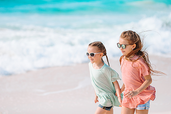 포토 JPG 해외이미지 주간 서양인 여자 어린이 파도 바람 휴식 상반신 해변 야외 두명 아웃포커스 여름휴가 바캉스 선글라스 달리기 손잡기 자매 해안도시 미코노스섬 소녀만 해외포토 자연요소 외국인 안경 바다 섬 컨셉 가족 모션 날씨 휴가 촬영기법 사람 도시 그리스 여자만 어린이만 파일형식 여름_계절 이미지허브