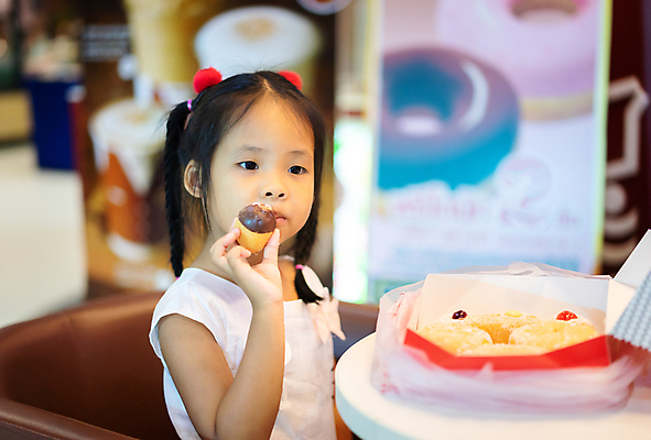 포토 JPG 해외이미지 여자 행복 얼굴 어린이 음식 빵 백그라운드 한명 미소 사람 동양인 케이크 흰색 잡기 도넛 달콤 맛 작음 먹기 해외포토 1 감정 컬러 컨셉 모션 디저트 표정 인종 신체부위 크기 파일형식 이미지허브