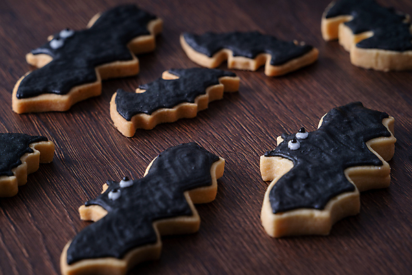 포토 JPG 해외이미지 디저트 요리 사람없음 쿠키 할로윈 달콤 박쥐 나무탁자 프로스팅 해외포토 음식 포유류 탁자 맛 제빵 파일형식 이미지허브