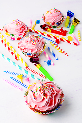 포토 JPG 해외이미지 초 실내 사람없음 생일파티 생일 달콤 컵케이크 흰배경 코끼리피리 해외포토 기념일 백그라운드 내부 케이크 흰색 맛 이벤트용품 파일형식 이미지허브