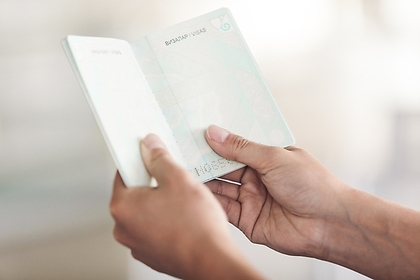 포토 JPG 해외이미지 라이프스타일 손 여행 텍스트 통신 한명 사람 사람없음 야외 아웃포커스 신체부위 가로 파란색 도시풍경 컬러풀 잡기 문서 여권 정부 카자흐스탄 해외포토 1 아시아 컬러 모션 촬영기법 풍경 생활 도시 파일형식 이미지허브