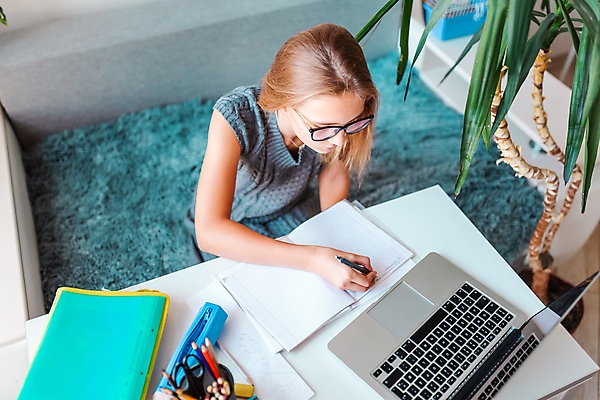 포토 JPG 해외이미지 백인 학생 라이프스타일 여자 교육 어린이 인터넷 통신 학교 주택 직장 실내 한명 사람 앉기 10대 노트북 스터디 컴퓨터 디지털 공책 정보 작업 책상 대학교 과제 온라인 온라인강의 해외포토 서양인 1 가구 회사 모션 청소년 문구용품 내부 건물 생활 전자제품 학습 강의 파일형식 언택트 이미지허브