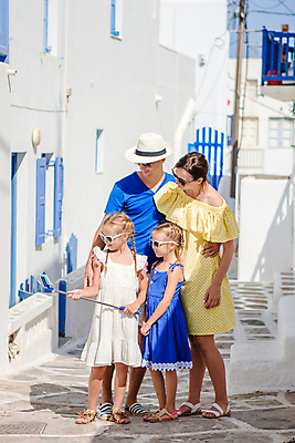 포토 JPG 해외이미지 전신 여자 남자 어린이 허리손 가족 휴가 가족여행 들기 여러명 성인 건물 앞모습 옆모습 여름휴가 스마트폰 마을 골목길 그리스 해안도시 미코노스섬 셀카봉 내려보기 해외포토 건축물 유럽 길 뷰포인트 섬 여행 포즈 다수 관계 모션 사람 핸드폰 스마트기기 도시 파일형식 여름_계절 이미지허브