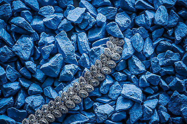 포토 JPG 해외이미지 장신구 팔찌 실내 사람없음 조약돌 화려 우아함 보석 파란배경 다이아몬드 해외포토 백그라운드 컨셉 내부 파란색 돌_바위 광석 파일형식 이미지허브