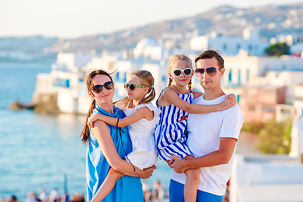 포토 JPG 해외이미지 여자 남자 어린이 가족 안기 휴가 가족여행 여러명 상반신 성인 건물 옆모습 여름휴가 마을 그리스 해안도시 미코노스섬 해외포토 건축물 유럽 뷰포인트 섬 여행 다수 관계 모션 사람 도시 파일형식 여름_계절 이미지허브