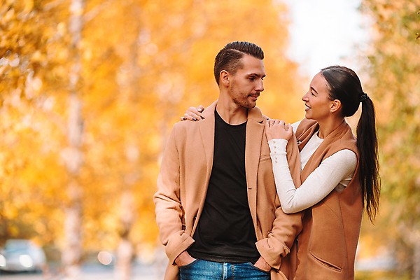 포토 JPG 해외이미지 커플 공원 여자 남자 데이트 함께함 상반신 성인 두명 앞모습 옆모습 아웃포커스 마주보기 산책 주머니손 성인만 어깨에손 해외포토 공공시설 뷰포인트 컨셉 관계 모션 휴식 촬영기법 사람 파일형식 이미지허브