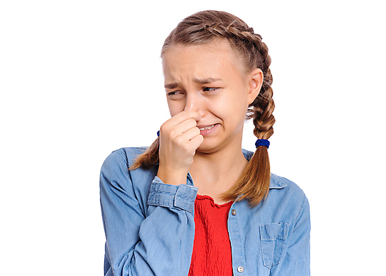 포토 JPG 해외이미지 여자 어린이 실내 한명 소녀 상반신 잡기 땀 냄새 불쾌함 악취 부정적 소녀한명만 해외포토 1 감정 모션 사람 내부 여자한명만 소녀만 파일형식 이미지허브