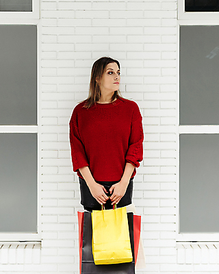 포토 JPG 해외이미지 라이프스타일 종이 크리스마스 겨울 가방 벽돌 한명 사람 내부 빨간색 세로 쇼핑 컬러풀 세일 상점 흰색 센터 시장 구매 쇼핑몰 스웨터 고객 상업 소매 대칭 블랙프라이데이 해외포토 1 잡화 계절 기념일 컬러 상의 데이이벤트 생활 파일형식 이미지허브