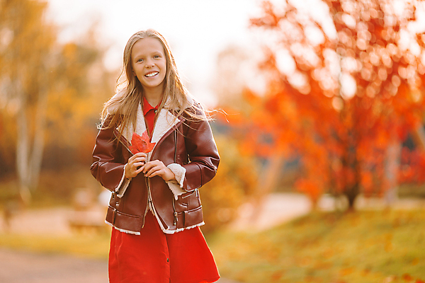 포토 JPG 해외이미지 공원 여자 어린이 단풍 한명 들기 상반신 앞모습 아웃포커스 소녀한명만 해외포토 1 공공시설 뷰포인트 잎 모션 촬영기법 사람 여자한명만 소녀만 파일형식 이미지허브