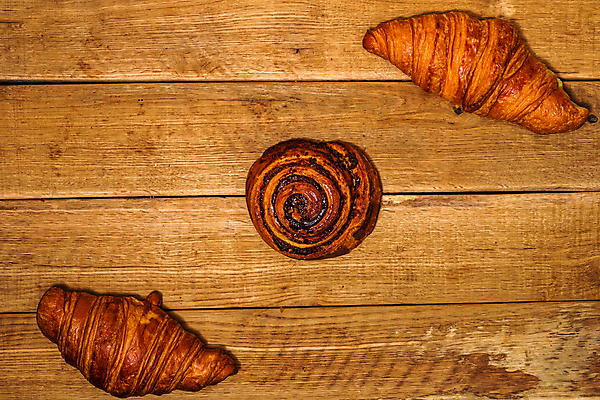 포토 JPG 해외이미지 실내 사람없음 하이앵글 크루아상 고소한맛 페스츄리 나무배경 해외포토 빵 뷰포인트 백그라운드 내부 맛 파일형식 이미지허브