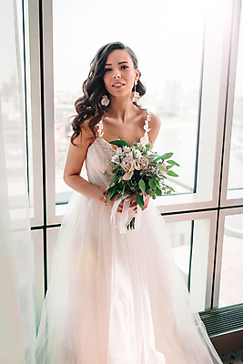 포토 JPG 해외이미지 여자 꽃 부케 웨딩드레스 창문 사랑 한명 들기 상반신 성인 앞모습 귀걸이 흰색 축하 커튼 신부대기실 성인여자한명만 해외포토 식물 1 드레스 감정 뷰포인트 컬러 꽃다발 컨셉 장신구 모션 사람 대기실 여자한명만 성인여자만 파일형식 이미지허브