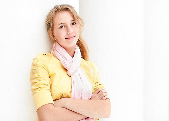 포토 JPG 해외이미지 백인 모델 1 학생 손 여자 행복 벽 백그라운드 생각 학교 휴식 한명 사람 야외 10대 빛 뷰티 노란색 귀여움 목도리 기댐 흰색 자신감 우아함 수줍음 성실 팔 교차 배려 접기 해외포토 서양인 잡화 교육 감정 컬러 컨셉 모션 청소년 신체부위 파일형식 이미지허브