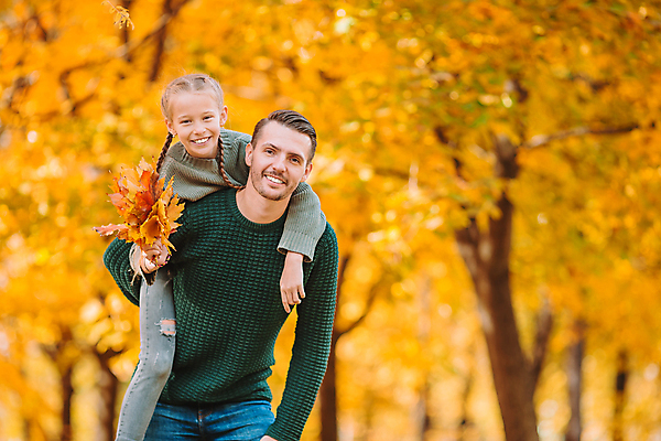 포토 JPG 해외이미지 여자 남자 행복 어린이 단풍 함께함 들기 상반신 성인 두명 앞모습 아웃포커스 다발 업기 부녀 해외포토 딸 감정 뷰포인트 컨셉 잎 가족 모션 촬영기법 사람 아빠 파일형식 이미지허브