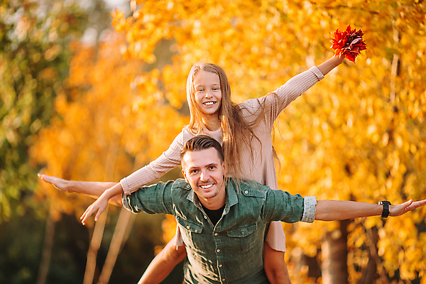 포토 JPG 해외이미지 여자 남자 행복 어린이 단풍 함께함 들기 상반신 성인 두명 앞모습 아웃포커스 다발 업기 손뻗기 부녀 해외포토 딸 감정 뷰포인트 컨셉 잎 가족 모션 촬영기법 사람 아빠 파일형식 이미지허브