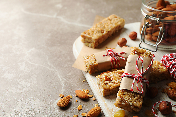 포토 JPG 해외이미지 리본 포장 회색배경 유리병 실내 사람없음 달콤 담기 아몬드 건강식품 나무도마 에너지바 해외포토 음식 백그라운드 모션 병_용기 도마 건강 내부 목재 회색 견과류 맛 파일형식 이미지허브