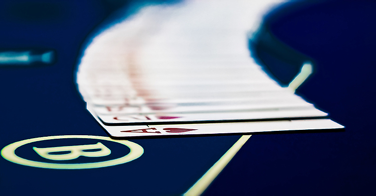 포토 JPG 해외이미지 사람없음 아웃포커스 펼침 트럼프 도박 카지노 포커 해외포토 모션 촬영기법 놀이용품 게임 파일형식 이미지허브